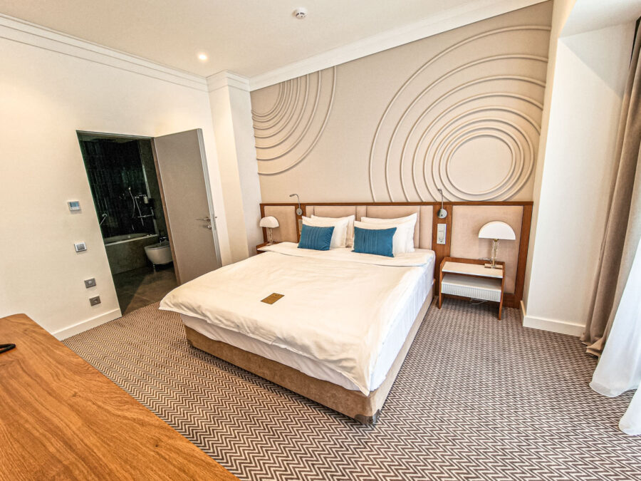 Номер Делюкс на клубного этаже в санатории «Родник» в г. Кисловодске - фотография