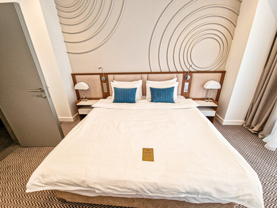 Номер Делюкс на клубного этаже в санатории «Родник» в г. Кисловодске - фотография