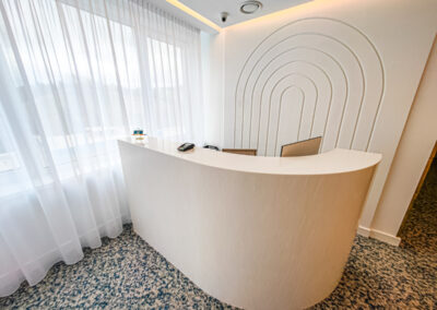 Ресепшен на клубном этаже в санатории «Родник» в г. Кисловодске - фотография