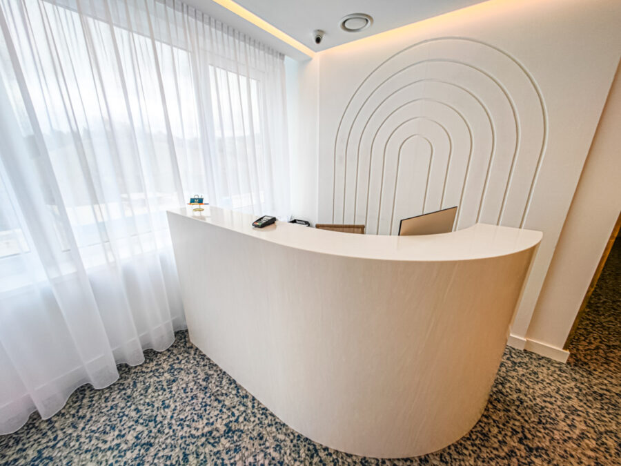 Ресепшен на клубном этаже в санатории «Родник» в г. Кисловодске - фотография