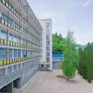 Территория в санатории «Родник» в Кисловодске - фотография