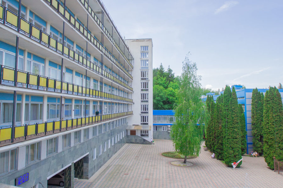 Территория в санатории «Родник» в Кисловодске - фотография