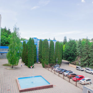 Территория санатория «Родник» в Кисловодске - фотография