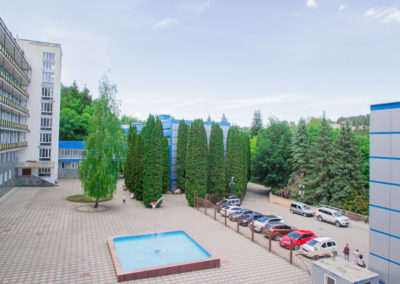 Территория санатория «Родник» в Кисловодске - фотография