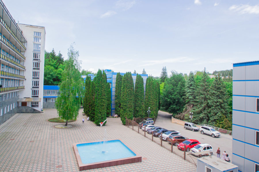 Территория санатория «Родник» в Кисловодске - фотография