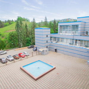 Территория и парковка санатория «Родник» в Кисловодске - фотография