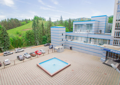 Территория и парковка санатория «Родник» в Кисловодске - фотография