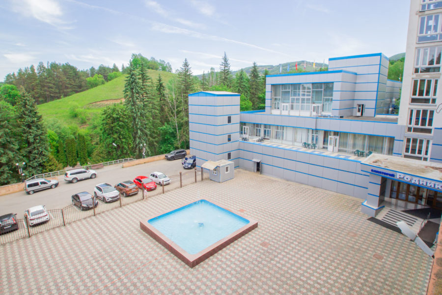 Территория и парковка санатория «Родник» в Кисловодске - фотография