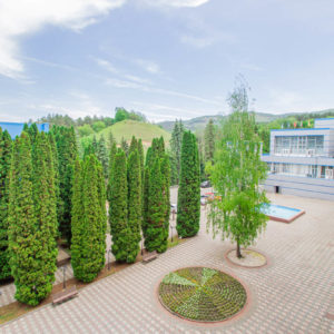 Территория санатория «Родник» в Кисловодске - фотография