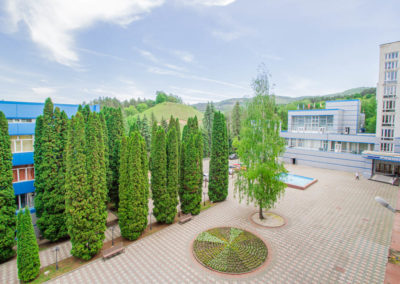 Территория санатория «Родник» в Кисловодске - фотография