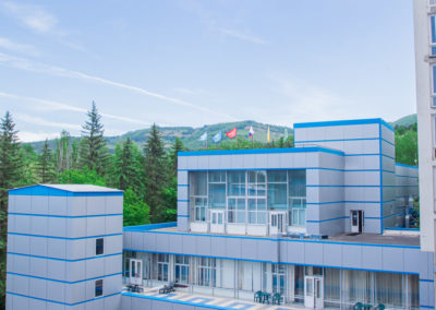 Фасад санатория «Родник» в Кисловодске - фотография