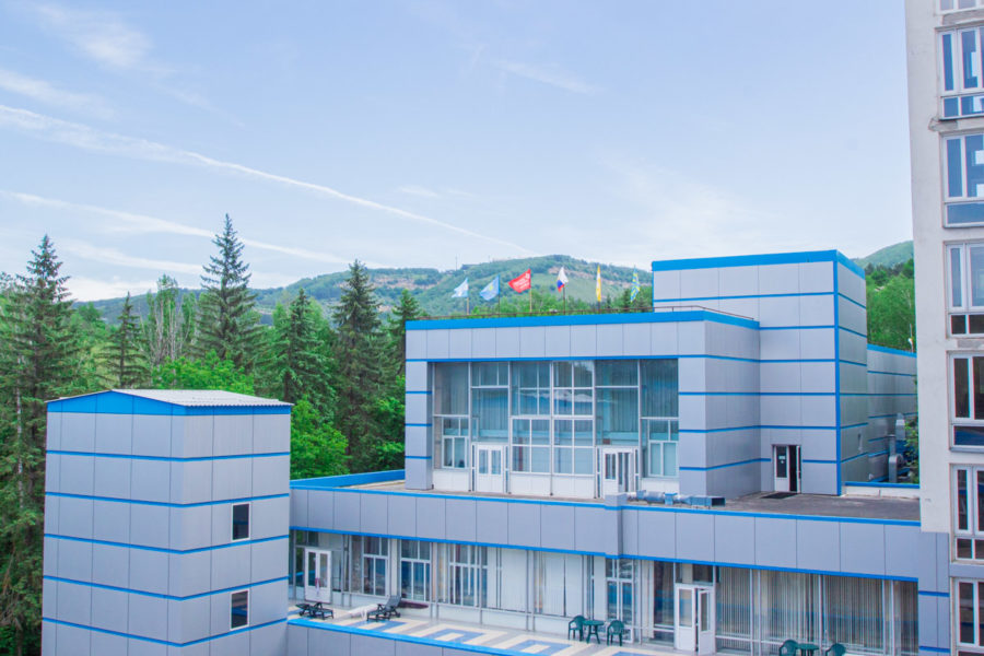 Фасад санатория «Родник» в Кисловодске - фотография