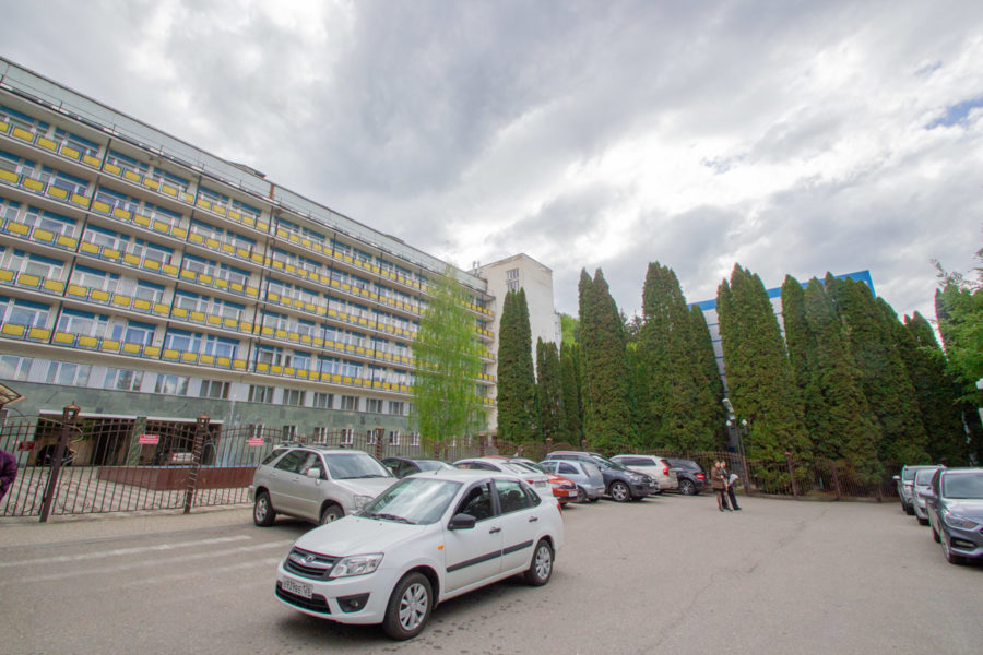 Парковка в санатории «Родник» в Кисловодске - фотография