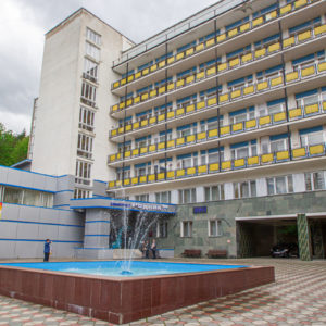 Главный корпус в санатории «Родник» в Кисловодске - фотография