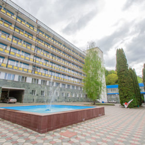 Главный корпус в санатории «Родник» в Кисловодске - фотография