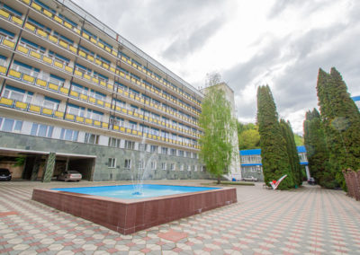 Главный корпус в санатории «Родник» в Кисловодске - фотография