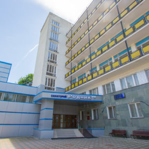 Главный вход в санаторий «Родник» в Кисловодске - фотография