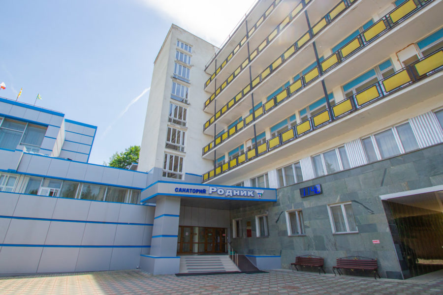 Главный вход в санаторий «Родник» в Кисловодске - фотография