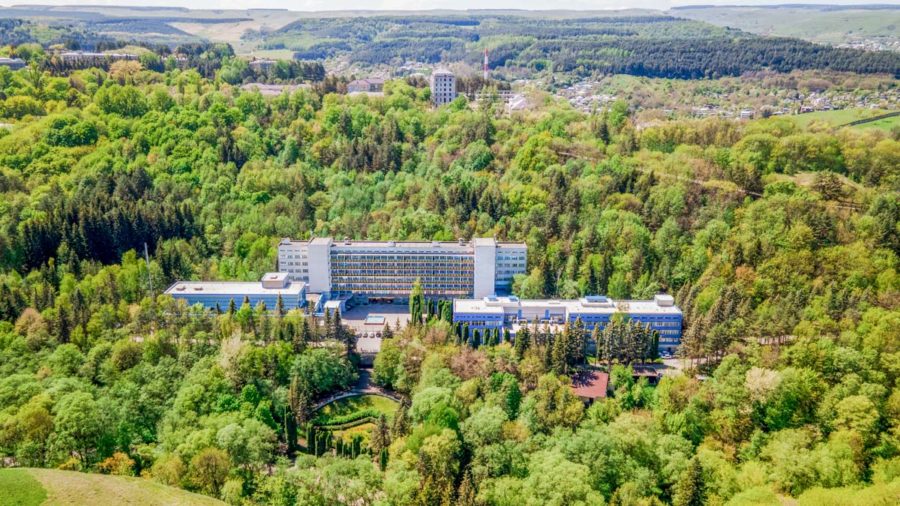 Вид на санаторий «Родник» в Кисловодске - фотография