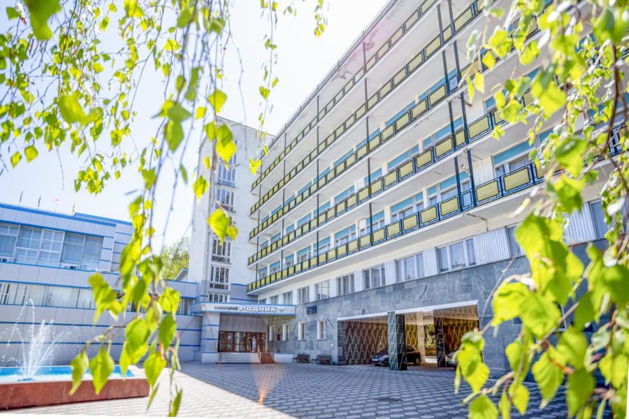 Главный корпус в санатории «Родник» в Кисловодске - фотография