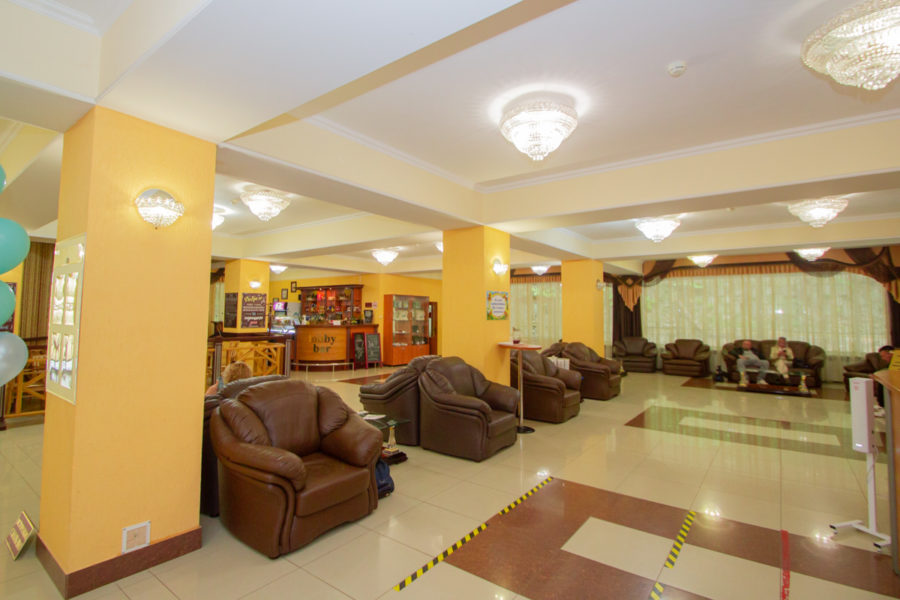 Главный холл в санатории «Родник» в Кисловодске - фотография