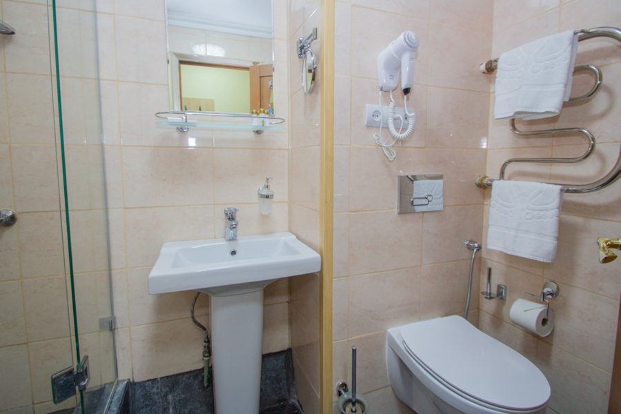 Номер «Стандарт улучшенный без балкона» в санатории «Родник» в Кисловодске - фотография