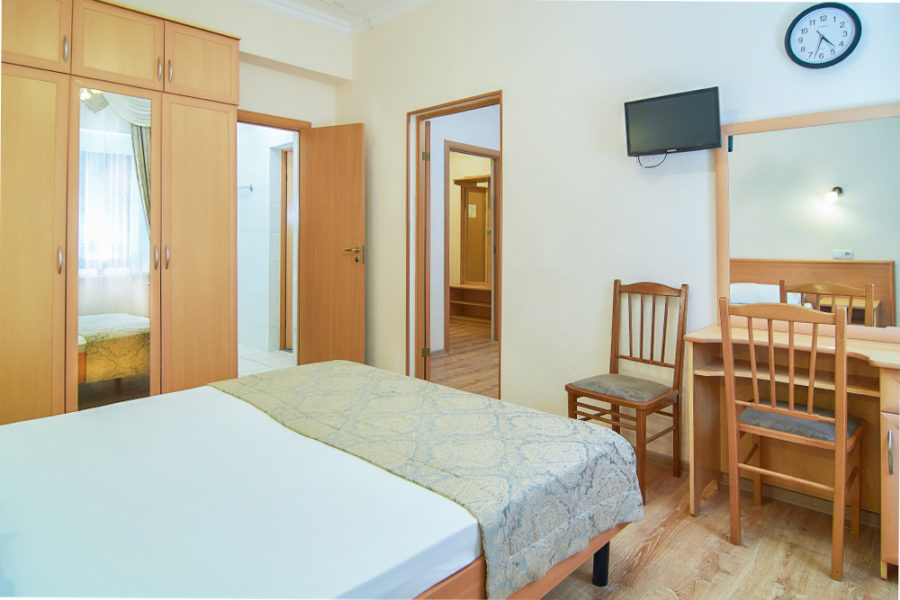 Номер «Люкс 2-комнатный» в санатории «Родник» в Кисловодске - фотография