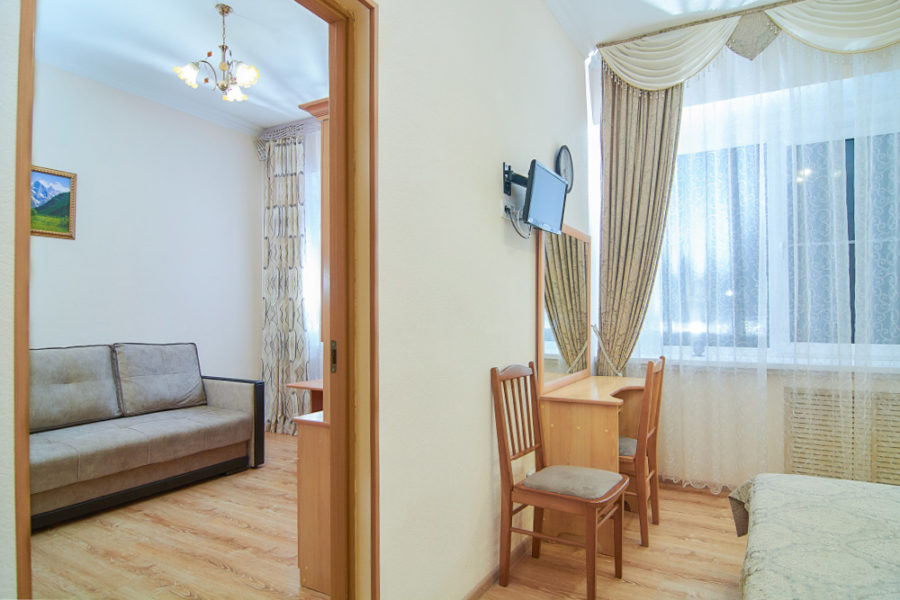 Номер «Люкс 2-комнатный» в санатории «Родник» в Кисловодске - фотография