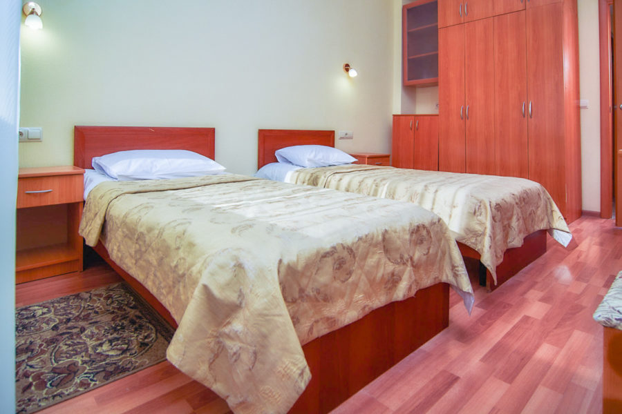 Номер «Стандарт двухместный» в санатории «Родник» в Кисловодске - фотография