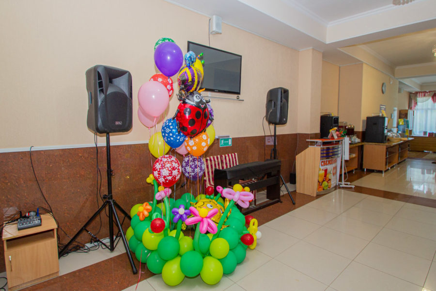 Музыкальная сцена в обеденном зале в санатории «Родник» в Кисловодске - фотография