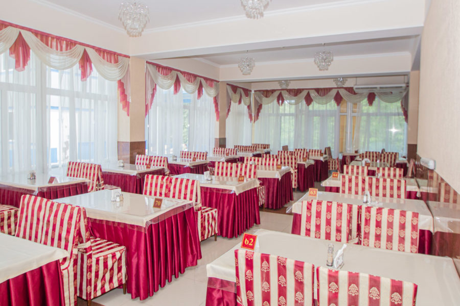 Обеденный зал в санатории «Родник» в Кисловодске - фотография
