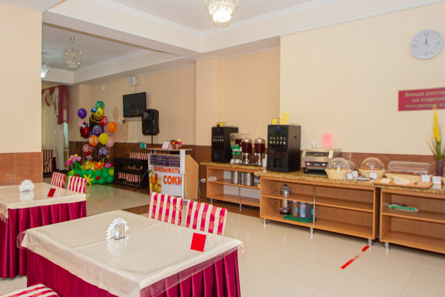 Обеденный зал в санатории «Родник» в Кисловодске - фотография