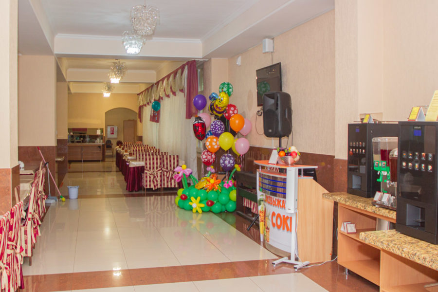 Обеденный зал в санатории «Родник» в Кисловодске - фотография