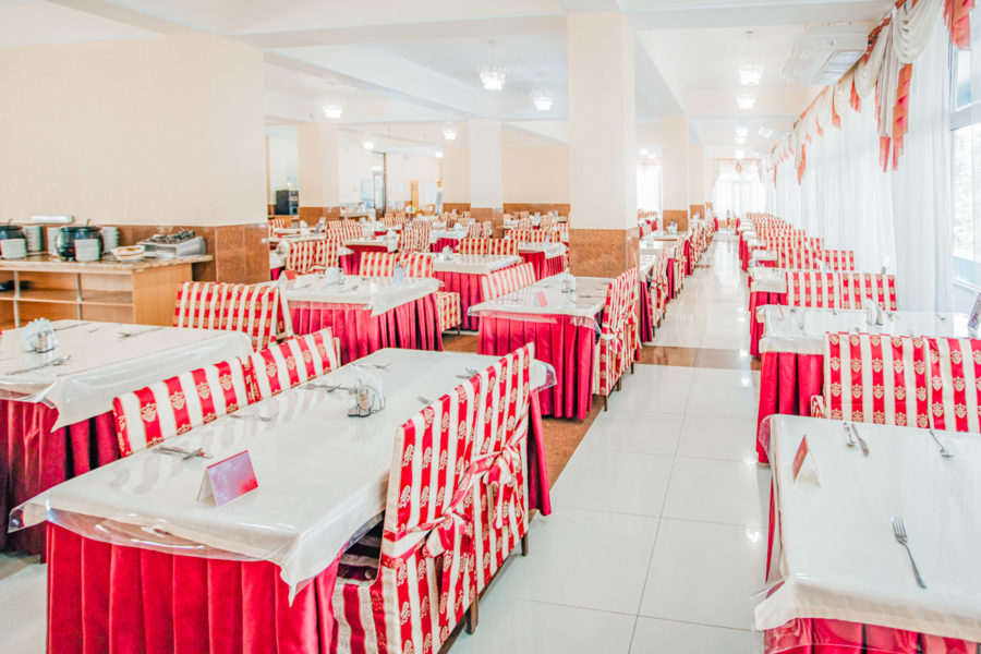 Обеденный зал в санатории «Родник» в Кисловодске - фотография