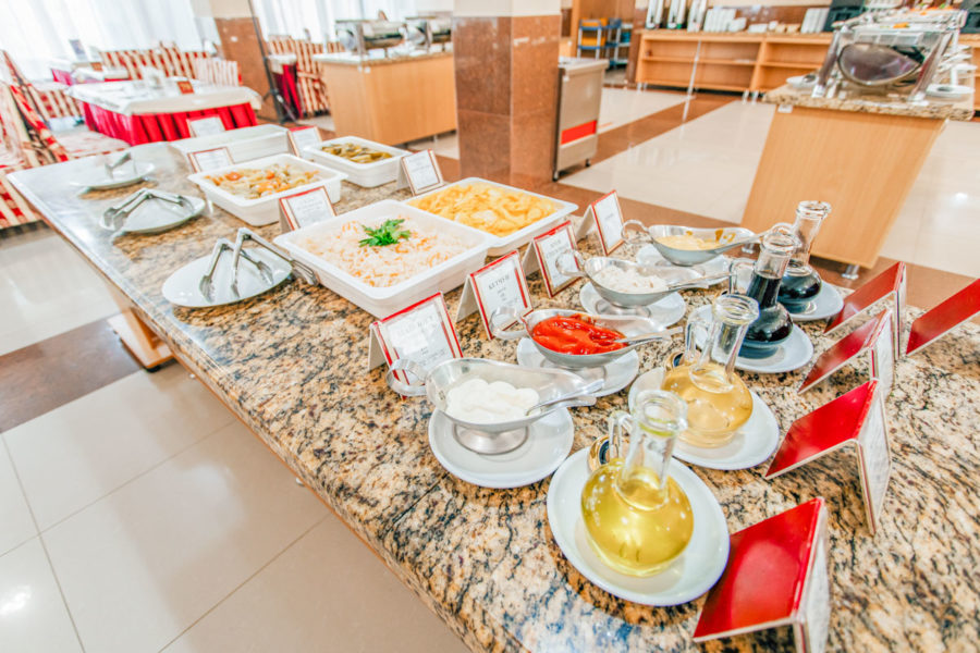 Обеденный зал в санатории «Родник» в Кисловодске - фотография