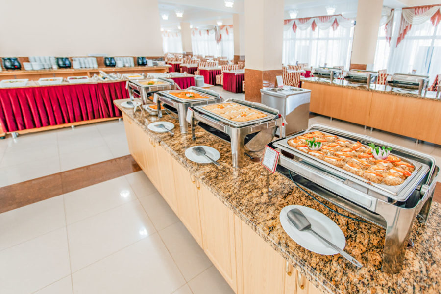 Обеденный зал в санатории «Родник» в Кисловодске - фотография