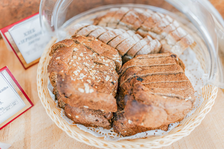 Обеденный зал в санатории «Родник» в Кисловодске - фотография