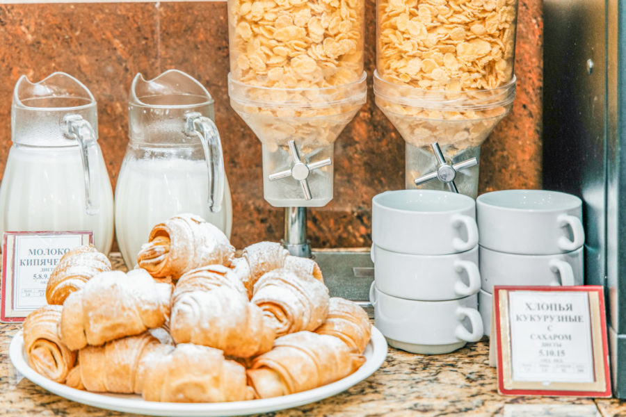 Обеденный зал в санатории «Родник» в Кисловодске - фотография