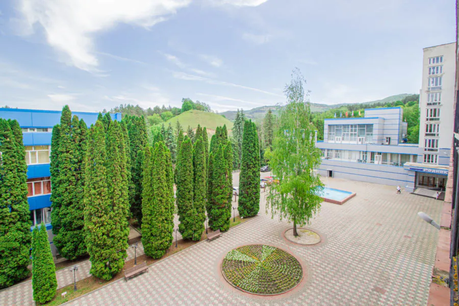 Территория санатория «Родник» в Кисловодске - фотография