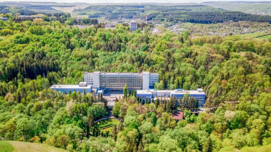 Вид на санаторий «Родник» в Кисловодске - фотография