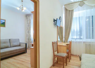 Номер «Люкс 2-комнатный» в санатории «Родник» в Кисловодске - фотография