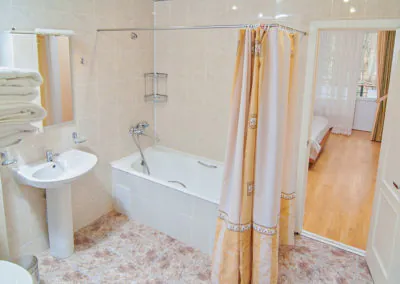 Номер «Люкс 3-комнатный» в санатории «Родник» в Кисловодске - фотография