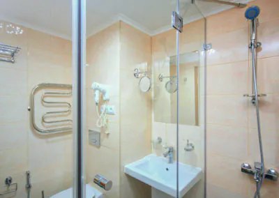 Номер «Стандарт улучшенный без балкона» в санатории «Родник» в Кисловодске - фотография