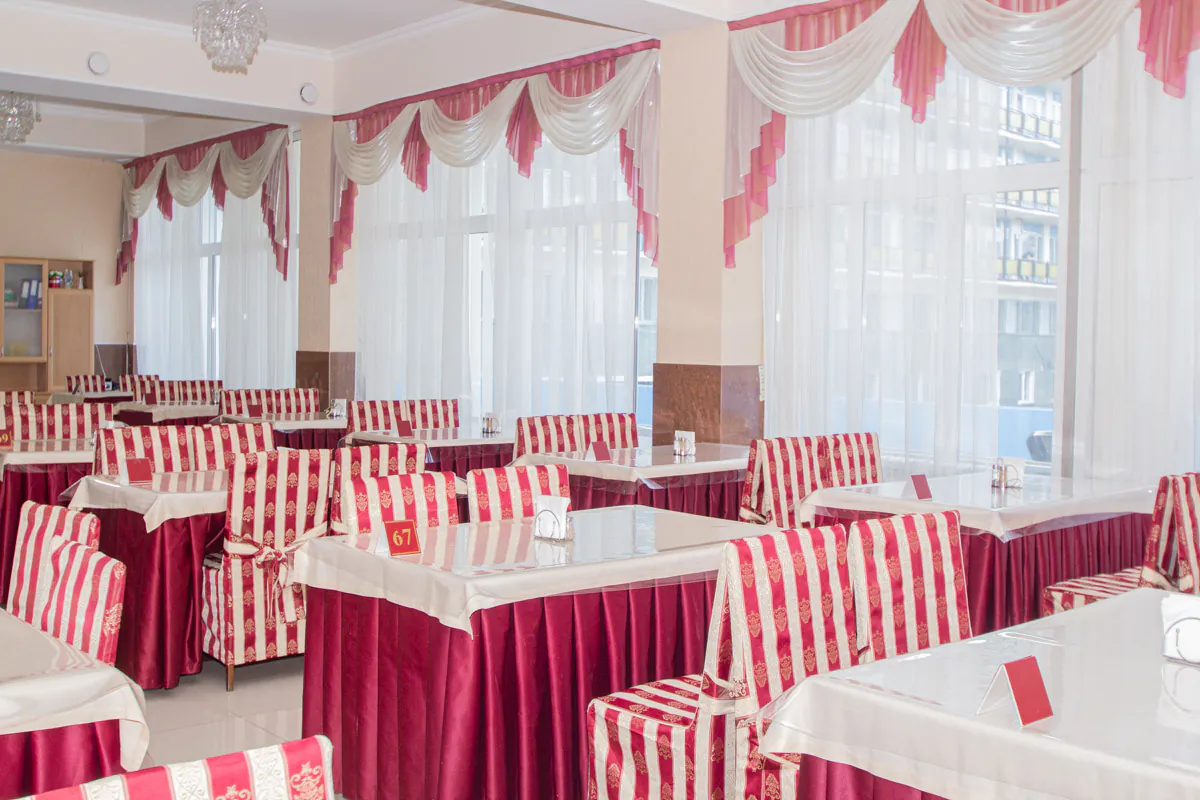 Обеденный зал в санатории «Родник» в Кисловодске - фотография