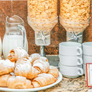 Обеденный зал в санатории «Родник» в Кисловодске - фотография